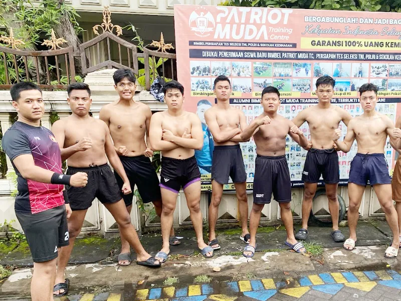 Latihan Pull-up Patriot Muda